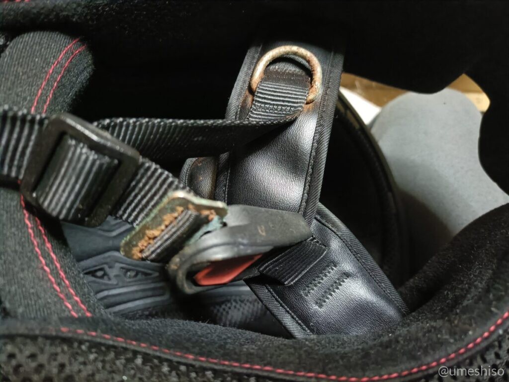 2りんかんで買った白いヘルメットのDリング金具。サビが出ている状態